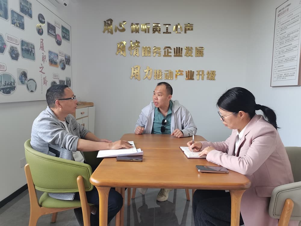 人大工委副主任张玲香、陈张德到玉环眼镜产业园区人大代表联络点，与协会会长、驻点代表杨益元商议今年工作计划