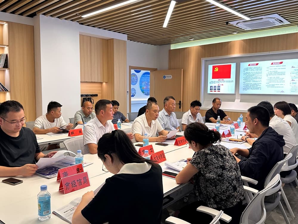 玉环市委组织部副部长李卫国一行深入眼镜行业开展考察调研
