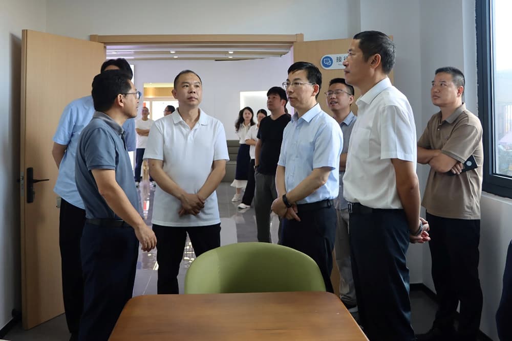 台州市人大常委会代表工委主任刘文辉、代表联络处莫天一、玉环市人大副主任孙群、代表工委主任周也林一行到眼镜产业园区了解代表联络点运行情况